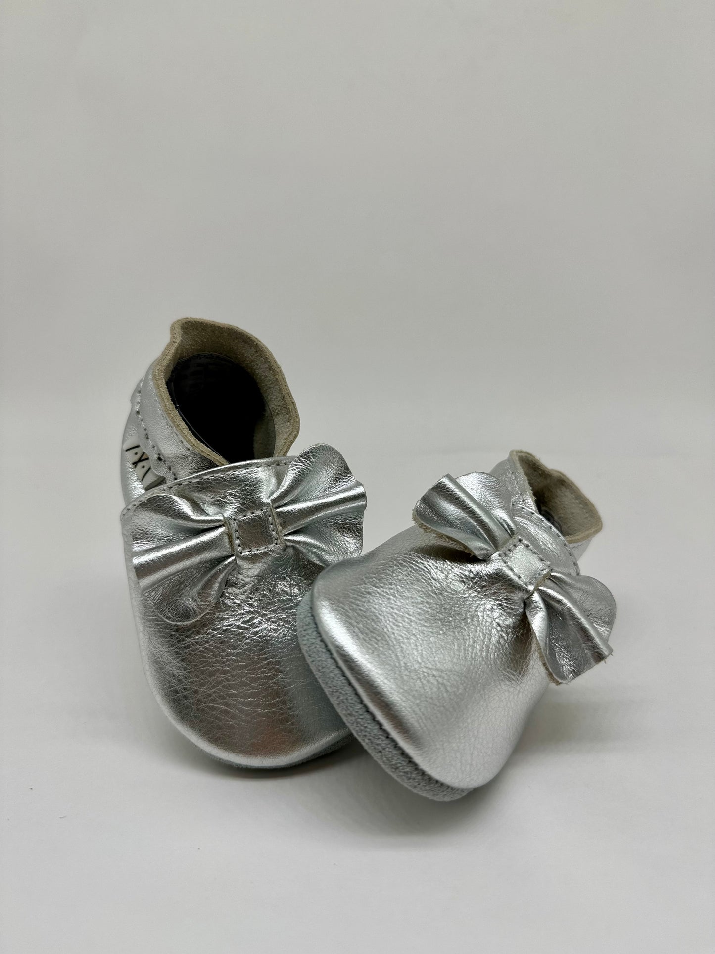 Moño gris plata