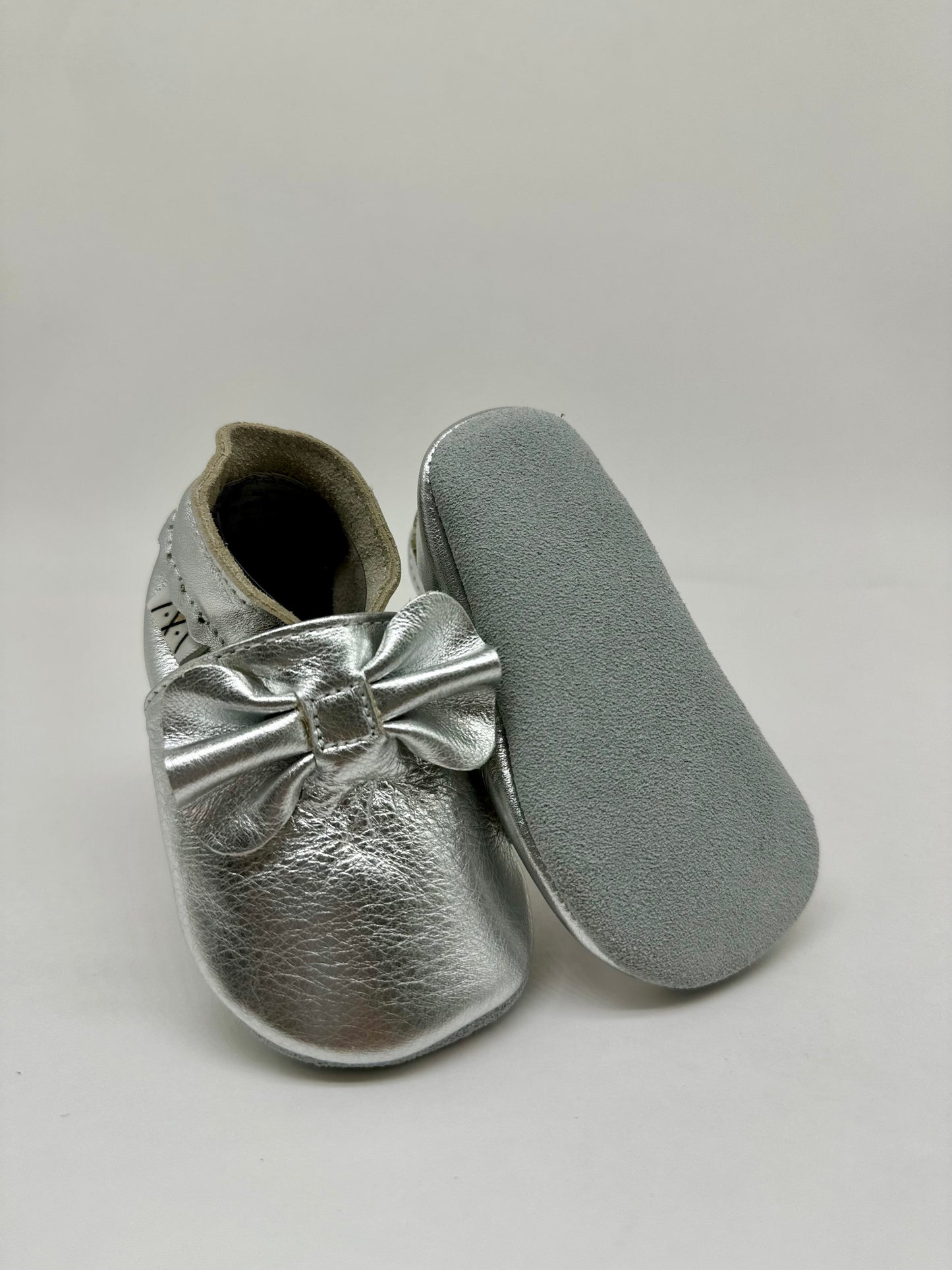 Moño gris plata